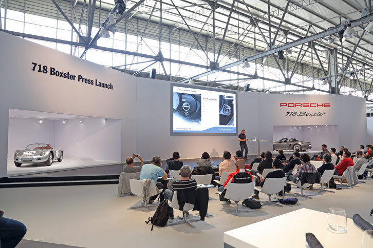 試乗会で実施されたプレゼンテーションの様子。会場には“元祖”「ポルシェ718」も展示されていた。