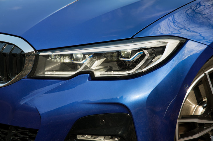 下部に切り欠きが施された新しいデザインのヘッドランプ。「330i Mスポーツ」には、車両が自動で照射範囲を調整する、アダプティブLEDヘッドライトが標準装備される。