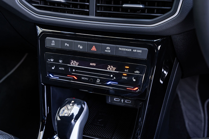 従来モデルと同じく、独立型のタッチ式エアコン操作パネルをセンターコンソールに配置。全車に2ゾーンフルオートエアコンが標準で装備される。