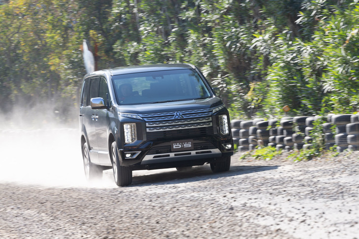 砂利道を行く「デリカD：5」。新たなフロントマスクについては三菱のスタッフも「賛否両論あることは承知しております」とのこと。