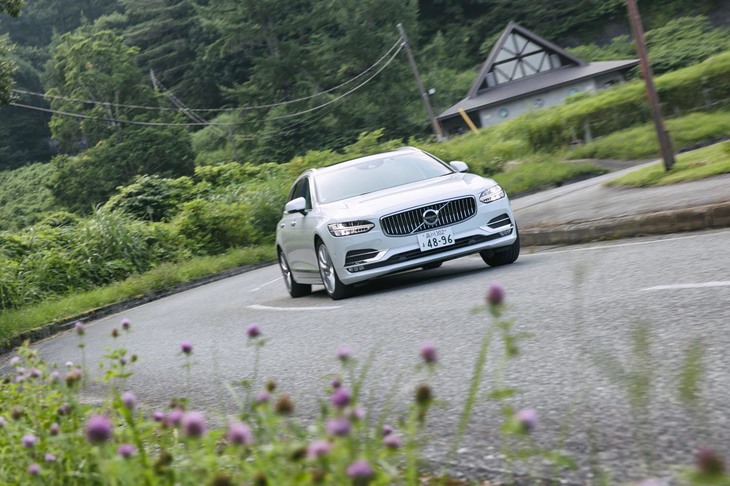 足まわりは、前がダブルウイッシュボーン式でリアがマルチリンク式。オプションとしてエアサスペンションも用意される。