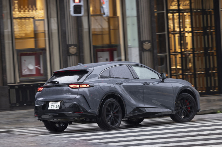 駆動用リチウムイオンバッテリーの容量は18.1kWhで、WLTCモードのEV走行換算距離は90km。