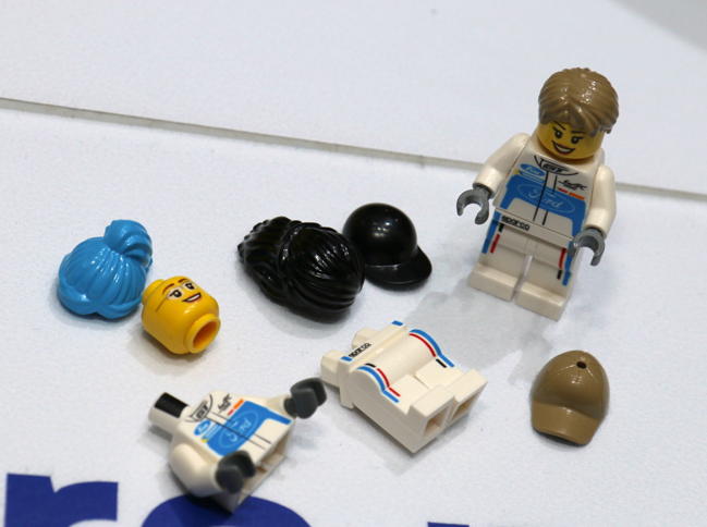 ……フォードのワークスドライバーをレゴで作るキットだった。