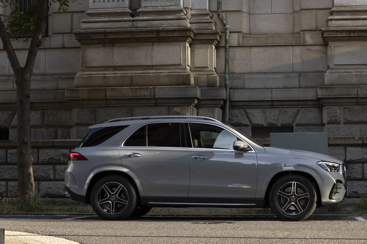 現行モデルは前身の「Mクラス」から数えて4代目。リアのピラーとウィンドウの意匠は歴代モデルが守り続けているポイントだ。