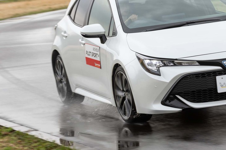 「パイロットスポーツ5」ではドライ路面とウエット路面の双方におけるグリップ性能の向上を図っている。