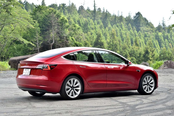 
	【テスラ・モデル3のスペック】
	ボディーサイズ：全長×全幅×全高＝4694×1849×1443mm／ホイールベース：2875mm／車重：1770kg／駆動方式：RR／最高出力：--ps（--kW）/--rpm／最大トルク：--Nm（--kgm）/--rpm／タイヤ：（前）235/40R19 96W／（後）235/40R19 96W（コンチネンタル・プロコンタクトRX）／一充電最大走行可能距離：530km（メーカー参考値）／交流電力量消費率：--Wh/km／価格：--円
	