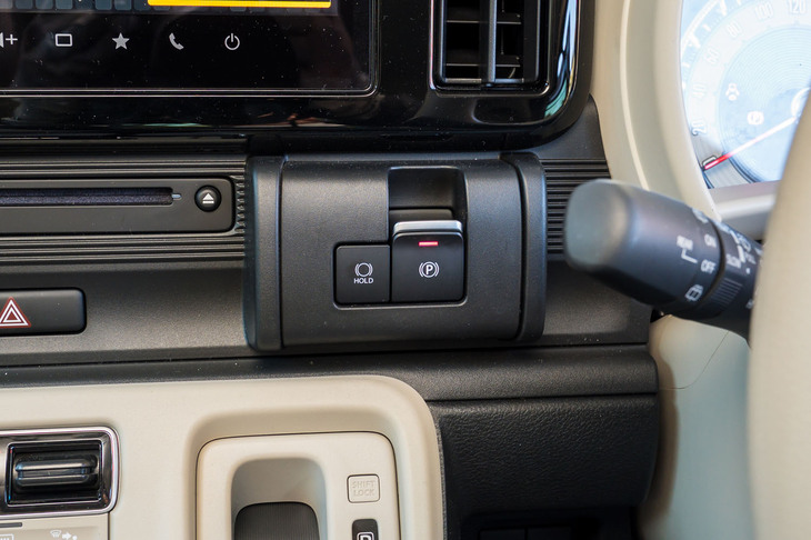 パーキングブレーキを足踏み式から電動式に変更。ブレーキホールドと合わせてスイッチはステアリングコラムの左側に備わっている。