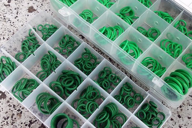 ゴムの劣化によるガス漏れを考慮し、交換用に用意された汎用のOリング。本来であれば該当するサイズのOリングだけを用意すればいいのだが、「バイパー」のエアコン用Oリングについては、なぜか調べてもサイズが分からず、純正品を注文しようにも「パイプ／ホースとのセットでしか売っていない」という非常に厄介な事態となっていたという。正直、古いクルマを維持することの面倒くささを思い知った。