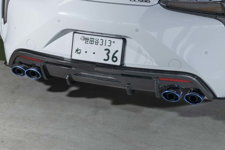 リアにも巨大なカーボンディフューザーを装備。4本出しのマフラーカッターは試乗車のチタンパイプに加えてカーボンパイプも選択可能。