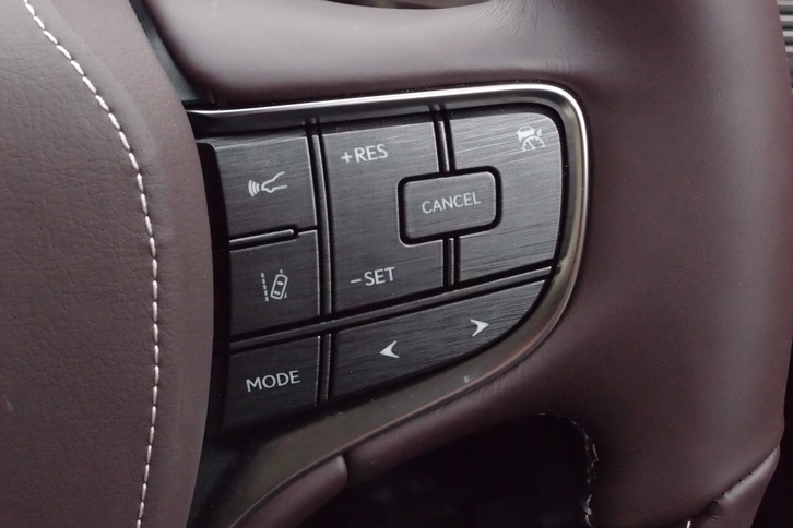 新型「LS」では、センシングの範囲を拡大した予防安全パッケージ「Lexus Safety System＋A」が用意される。写真は、ステアリングホイール上に設けられた、安全装備の操作スイッチ。