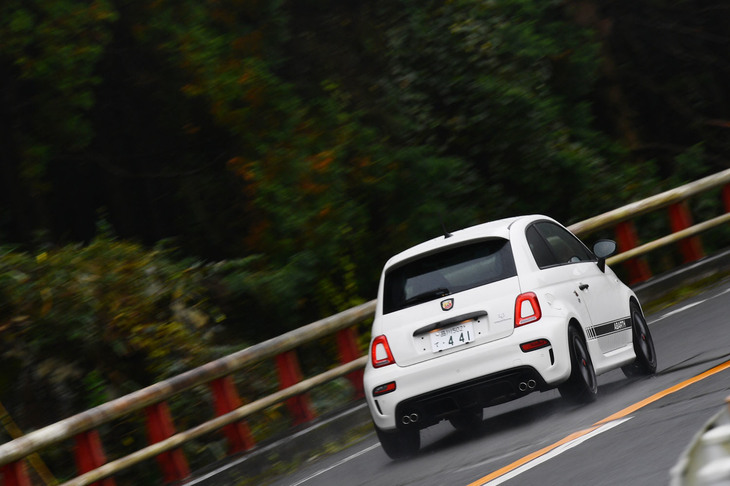漫画界のレジェンド、池沢早人師先生が最高出力180PS、最大トルク230N・mを誇る「アバルト595コンペティツィオーネ」に試乗。ハイパフォーマンスコイルスプリングやKONIのダンパー、17インチタイヤなどで締め上げられた足まわりも同車の注目ポイントだ。