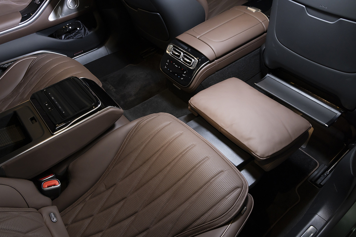 「メルセデスAMG S63 Eパフォーマンス」で「MANUFAKTURエクスクルーシブ」の内装を選ぶにはリアコンフォートパッケージとの同時装着が必須。ふくらはぎのリラクゼーション機能やリアエンターテインメントシステム等が装着される。