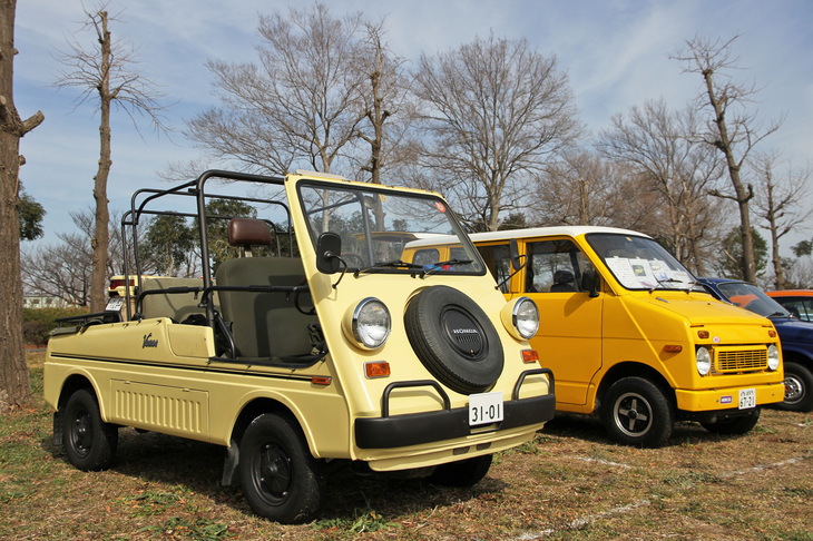 「バモスホンダ」（左）と「ホンダ・ライフ ステップバン」（右）。バモスは空冷エンジンをミドシップした軽トラックの「TN360」、ステップバンは前出の「ライフ」がベースで、いずれも商用登録。