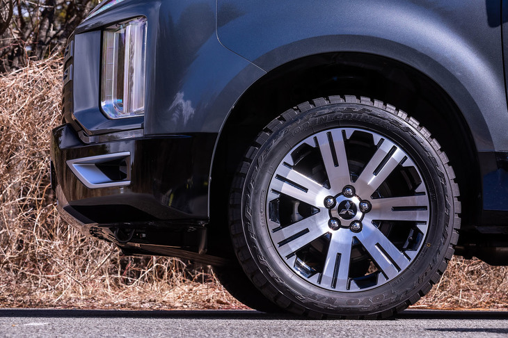 「オープンカントリーR/T」のサイドウオールは左右で仕様が異なっており、ホイールに組み込む際、どちらかのデザインを好みで外側に配置できる。写真は「スタイリッシュ」と呼ばれる立体感あるデザインを外側にした様子。サイズは限定されるが、ホワイトレター仕様もラインナップされている。