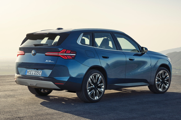 渕野「BMWも『X3』でマツダ的な手法を取り入れてきたのですが、まだ表現がおとなしいし、ボディー全体との関連性も薄い感じがしますね」　
	ほった「マツダやトヨタ、プジョーなんかとは違って、『とりあえずうねらせてみました』って感じなわけですね」