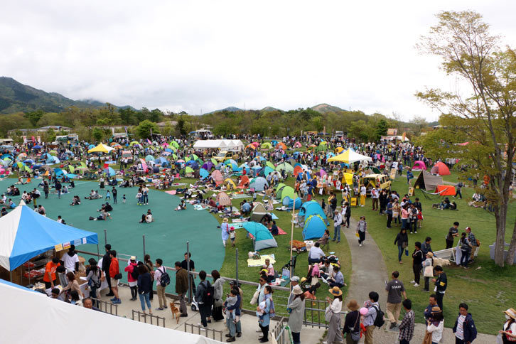 多くの人でにぎわうステージ前の様子。ルノーの公式グッズショップに加やさまざまなフランスブランドの展示などに加え、お昼のお楽しみ、キッチンカーが充実しているのもこのイベントの魅力だ。