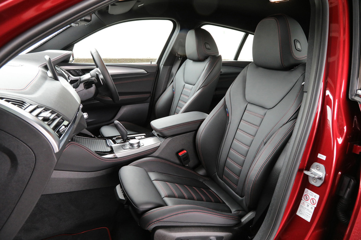 前席には電動調整式サイドサポート付きのスポーツシートを標準装備。大腿（だいたい）部を支えるサイサポートはマニュアル調整式となる。