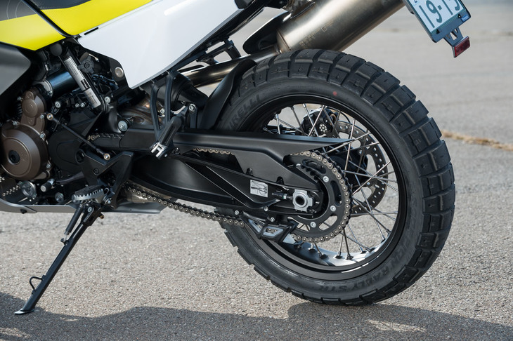 リアサスペンションのストローク量は215mm。路面状態や荷物の積載量に応じて、簡単な操作でリバウンドダンピングとスプリングプリロードを調整できる。