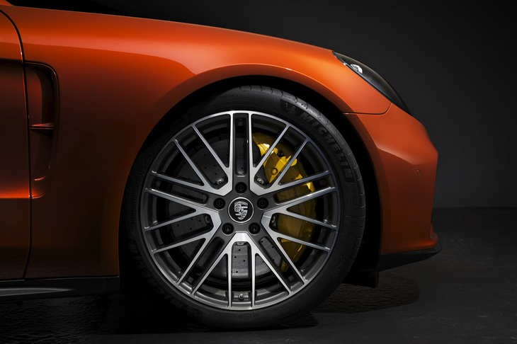 新デザインを含め、全10種類のホイールがラインナップされている。写真は「ターボS」に装着された20本スポークデザインホイール。