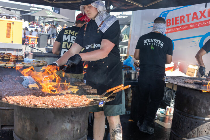 どんなに蒸し暑くとも、肉を焼く男たち。あまりおいしそうには見えないんだけど、うまいんですよ、これが。