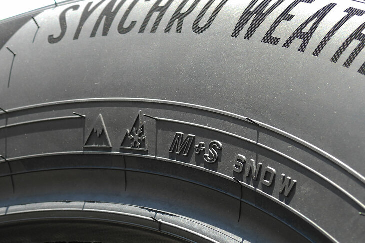 サイドウォールには、オールテレインタイヤであることを示す「M＋S（マッド・アンド・スノー）マーク」に加え、日本での“冬用タイヤ”の証である「SNOWマーク」、欧州における同様の証しである「スノーフレークマーク」、そして国際的な氷上性能テストに合格したことを示す「アイスグリップマーク」が施されている。