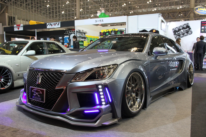 現行「トヨタ・クラウン アスリート」をベースとするBLACK-PEARL～Complete～の「ハイパークラウン・クロスボーン」。その姿は近未来SF映画の劇用車風とでもいうべきか。