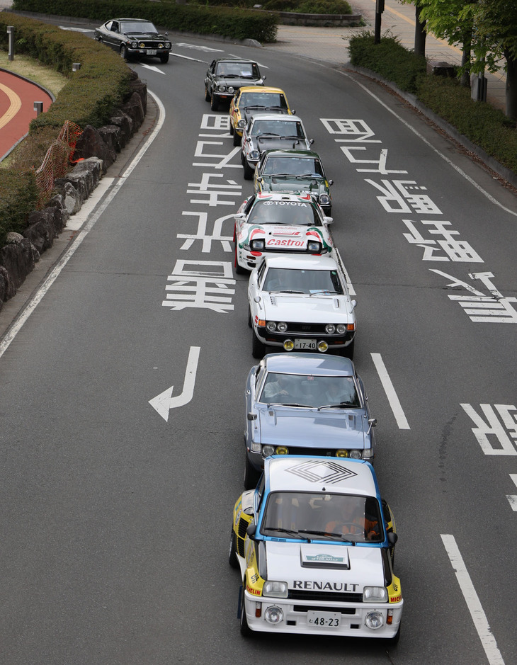 1984年「ルノー5ターボ2」を先頭に、「トヨタ・セリカ」や「三菱ランサー」などのラリー仕様車が並んだグループ。
