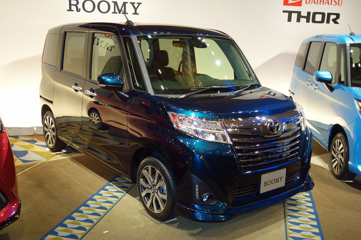 「トヨタ・ルーミー カスタムG-T」。ボディーカラーはレーザーブルークリスタルシャイン。