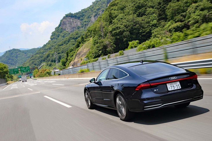 全長約5m、車重1.9tに達する大型車ながら、480km余りを走行した今回の試乗では満タン法で12.5km/リッターを記録した。