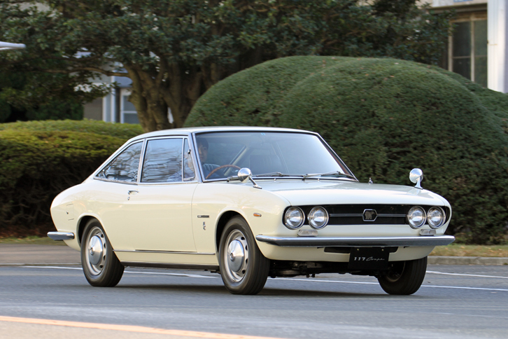 1969年「117クーペ」。カロッツェリア・ギア時代のジウジアーロの手になる美しいボディーを、「フローリアン」をベースにしたシャシーに載せた高級パーソナルカー。117クーペは1968年12月のデビューから1973年3月までの、いわゆるハンドメイド時代のモデルと、それ以降の量産型に大別されるが、この個体はハンドメイドのなかでも生産開始から84台目という初期型。サイドマーカーランプの形状や熱線プリントなしのリアウィンドウなど、後のモデルとは仕様が若干異なる。