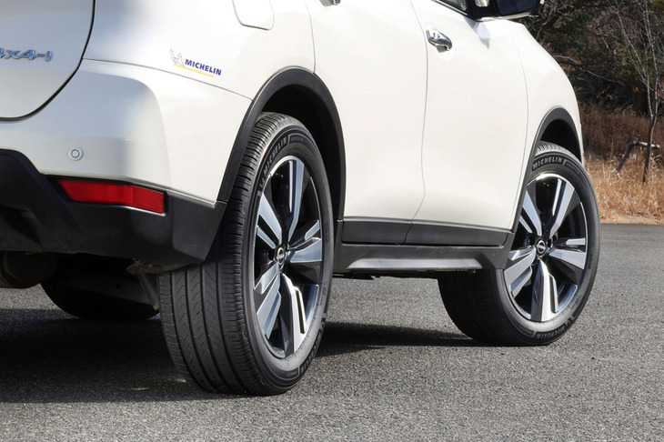 「プライマシー5」の接地圧分布は、「マックスタッチコンストラクション」と呼ばれる内部構造の最適化により一段と均一に。加速から制動、コーナリングなど各シーンでの走行安定性が高まるとともに、偏摩耗の抑制、ロングライフ化も実現している。