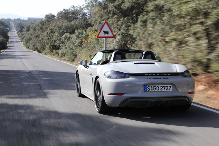 スペインの道を行く「718ボクスターGTS」。欧州複合モードでの燃費値は、MT車で約11.1km/リッター。AT車はこれを上回る約12.2km/リッターを記録する。
