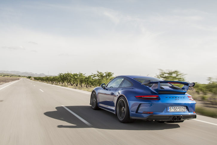 新型にも後輪操舵機構が備わり、50km/h未満では前輪とは逆位相に、80km/h以上では同位相にステアされる。操舵角は最大1.5度（各方向とも）。