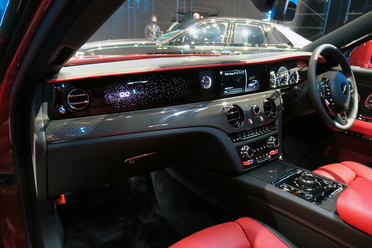 ロールス・ロイス・ブラックバッジ・ゴースト（インストゥルメントパネルまわり）