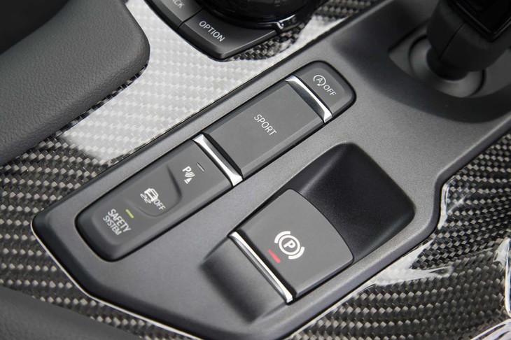 走行モードのセレクターは、センターコンソール中央に置かれる。選べるモードは「ノーマル」と「スポーツ」の2種類で、スポーツモードと併用することでドライバーの意思に忠実な走りを実現する「トラクションモード」も用意される。