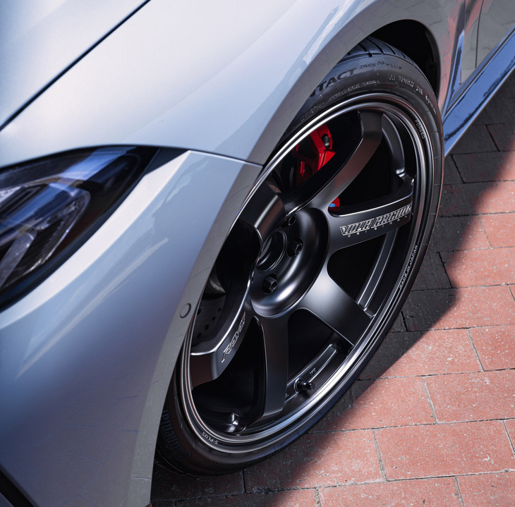 「マットトランスルーセントブラック」と名づけられた特徴的なダークカラーをまとう「TE37 SAGA S-plus Black Shadow」。装着車両の精悍（せいかん）さを足元から演出する。