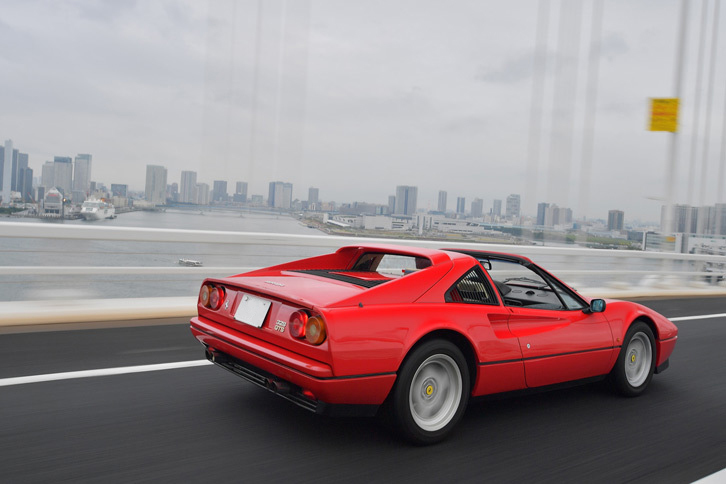 フェラーリでの首都高ドライブは最高だ！