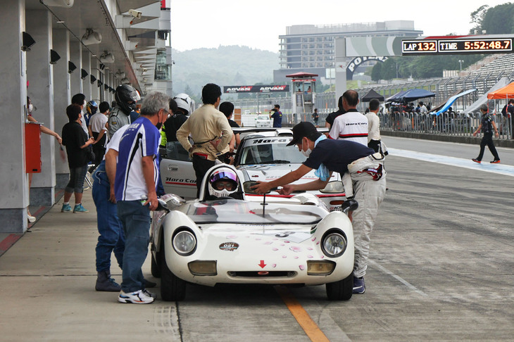 参戦車両が多いだけに、常時数台がピットインしている状況。それでもマナーはきちんと守られており、混乱は起きない。ピットロードの制限速度は60km/h。