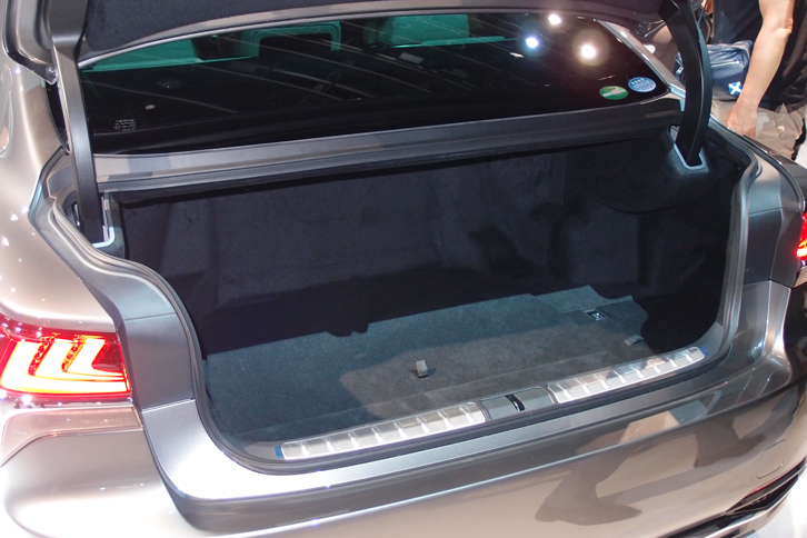 LS500h（トランクルーム）