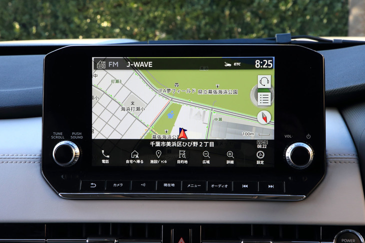 全車に標準装備される、9インチ液晶のスマートフォン連携ナビゲーションシステム。操作はタッチスクリーンとダイヤル式コントローラー、押しボタンの組み合わせで、コンベンショナルだが迷うことがない。