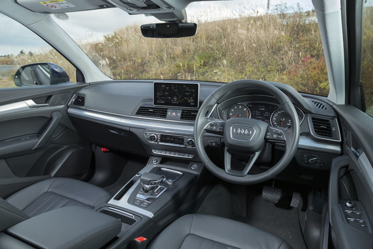 こちらは「アウディQ5」のコックピット。ドライバーを取り囲むようなデザインが与えられている。