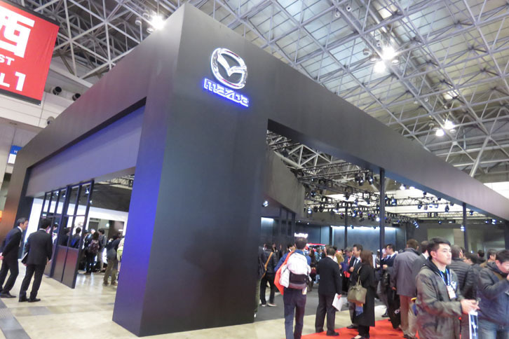 マツダブースの外観。マツダグッズの販売コーナーなども設けられていた。