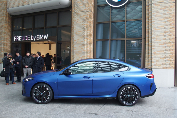 M235i xDriveグランクーペ（サイドビュー）