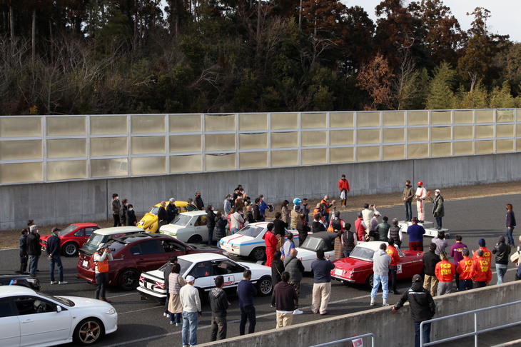 2周のパレードラップの後、メインストレートに全車が整列。その前でレースの表彰式が行われた。