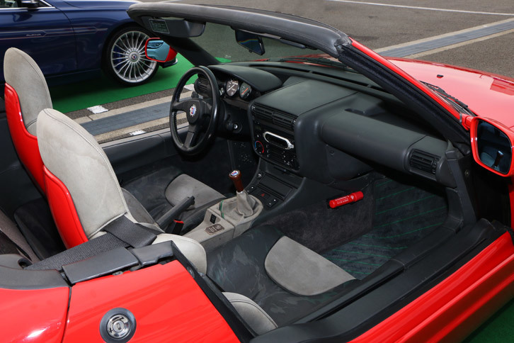 「BMWアルピナ・ロードスター」のインテリア。縦方向にスライドして開閉するドアも、このクルマの特徴。