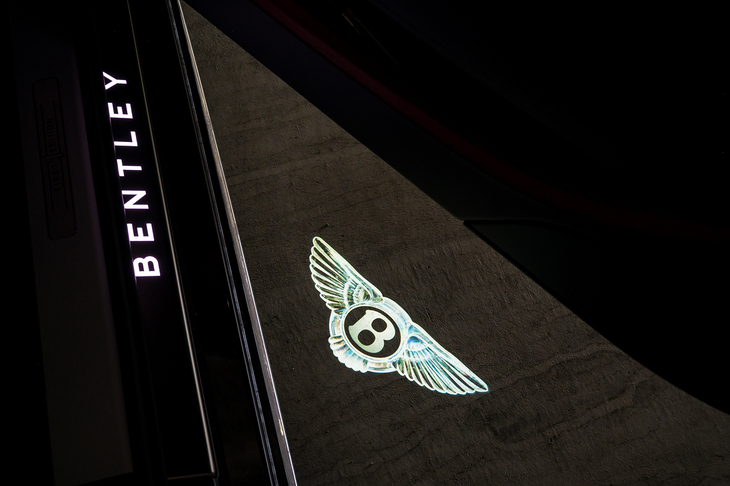 ドアを開けてまず迎えてくれるのが足元を照らしてくれるベントレーエンブレムのカーテシーライト。よその同種の装備とは一線を画すほどに高精細だが……。