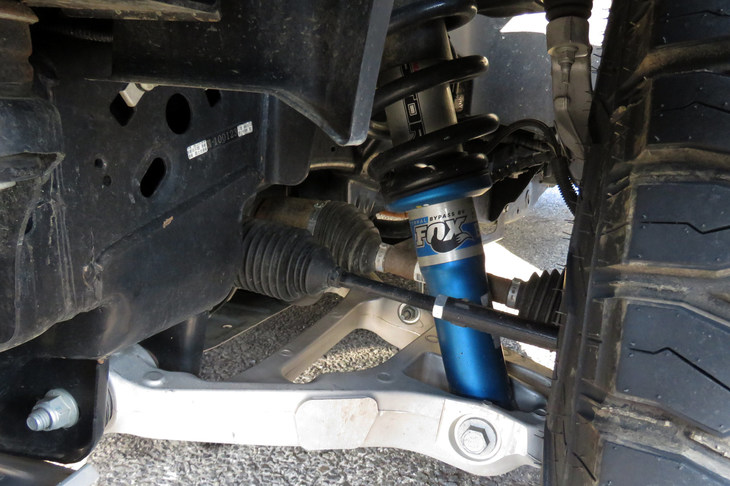 フロントのサスペンション形式は独立懸架のダブルウイッシュボーン。アルミ製ロワアームのゴツさにぜひ注目してほしい。