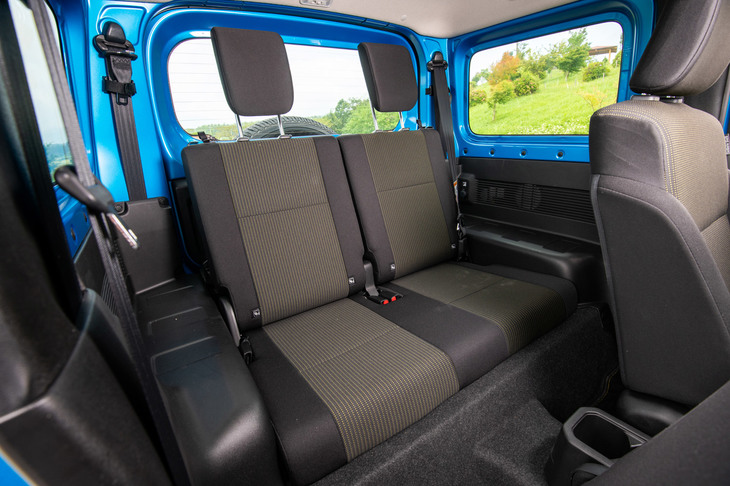 後席はベーシックな「ジムニーXG」を除き、ヘッドレスト付きの分割可倒式。やはりジムニーXGを除き、シート表皮には全車はっ水加工が施されている。