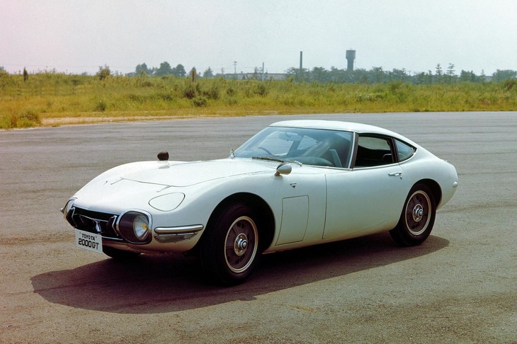 日本車として初めて『007』シリーズに採用されたのが、当時のスーパースポーツ「トヨタ2000GT」。作品には、写真のクーペを改造したオープントップバージョンが登場した。