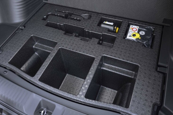 荷室の床下には発泡スチロール製の収納ケースが置かれている。内部が細かく仕切られているので使いやすい。